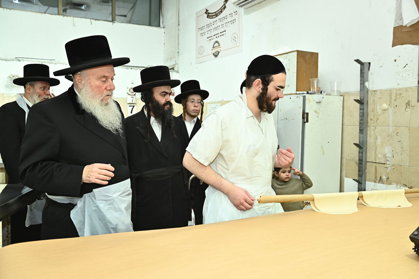 האדמו"ר מוואסלוי באפיית מצות