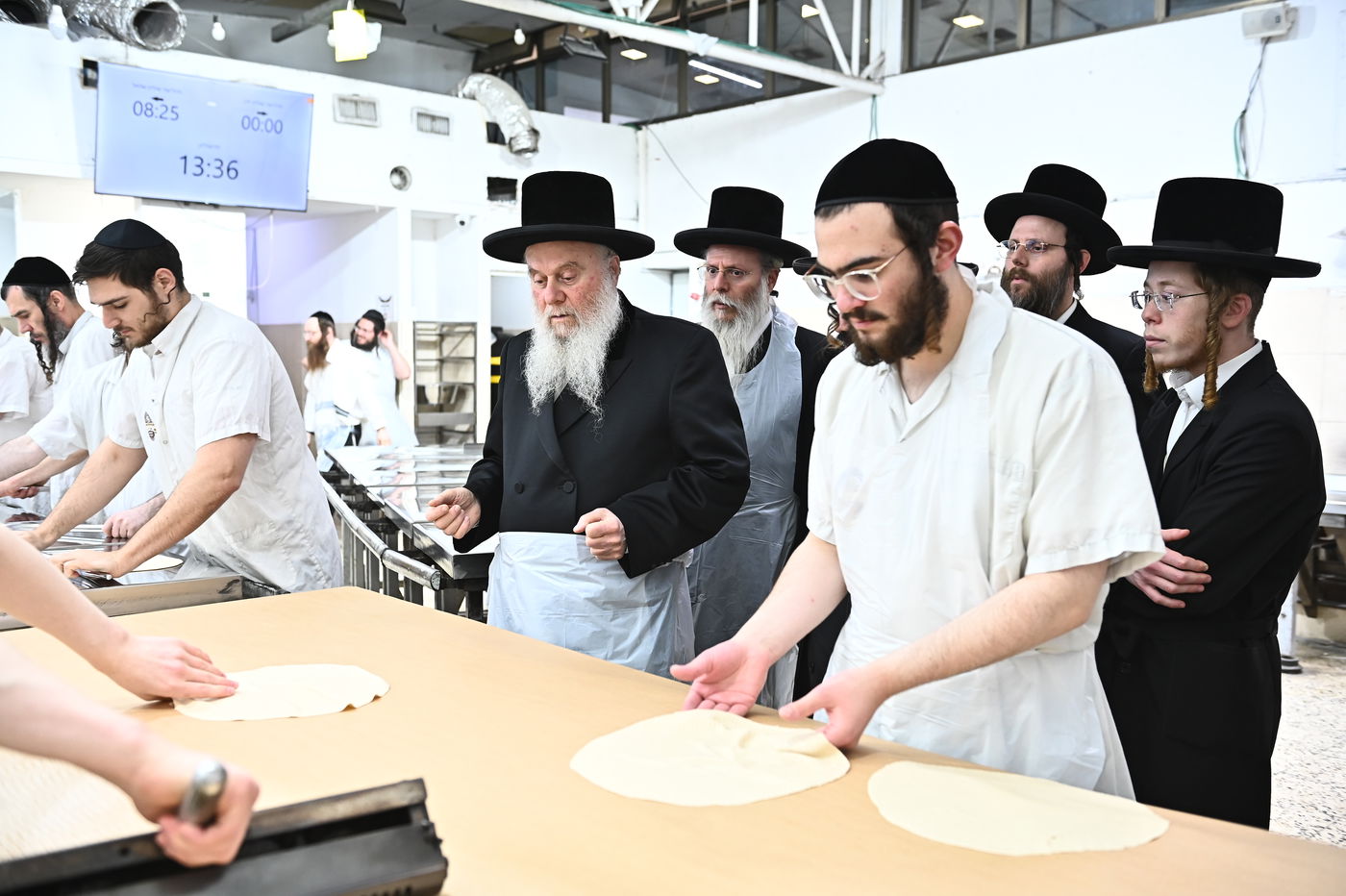 האדמו"ר מוואסלוי באפיית מצות