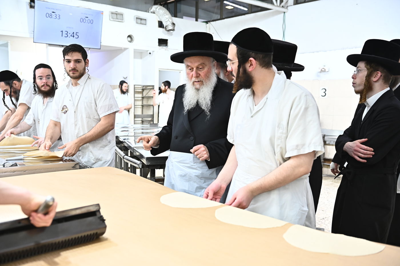 האדמו"ר מוואסלוי באפיית מצות