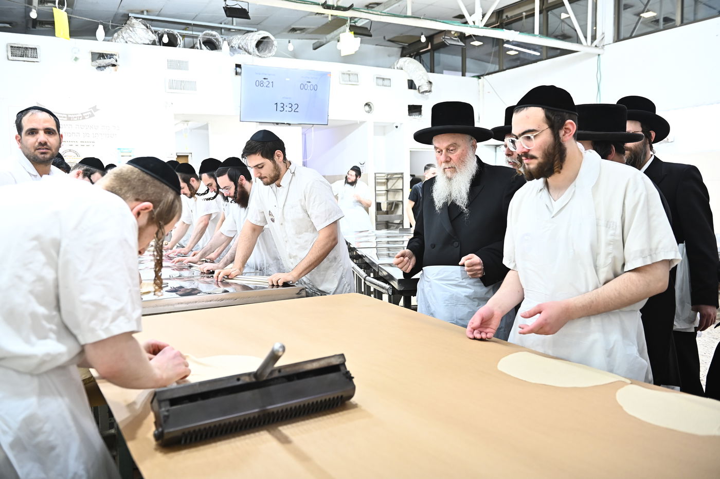 האדמו"ר מוואסלוי באפיית מצות