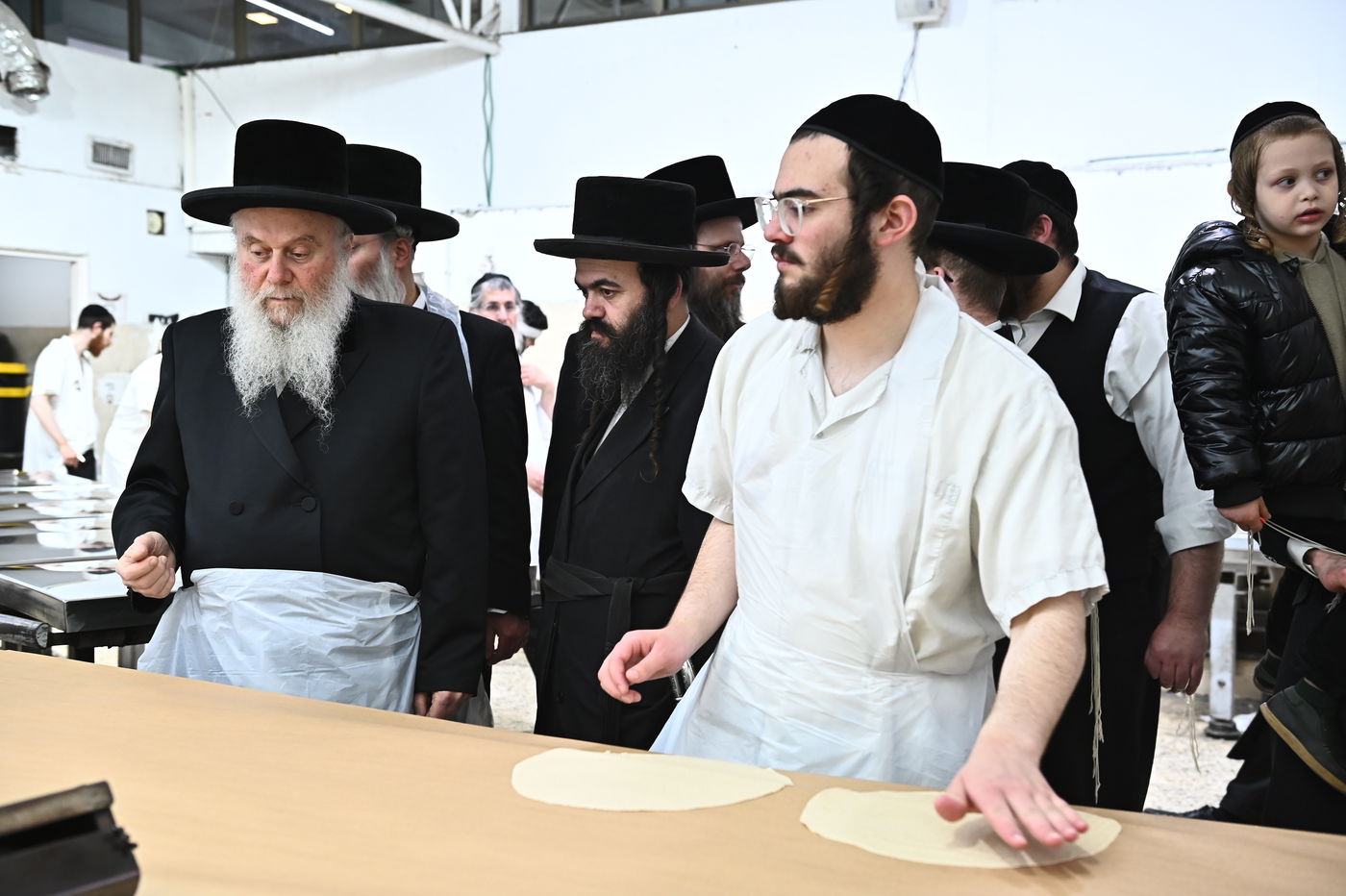 האדמו"ר מוואסלוי באפיית מצות