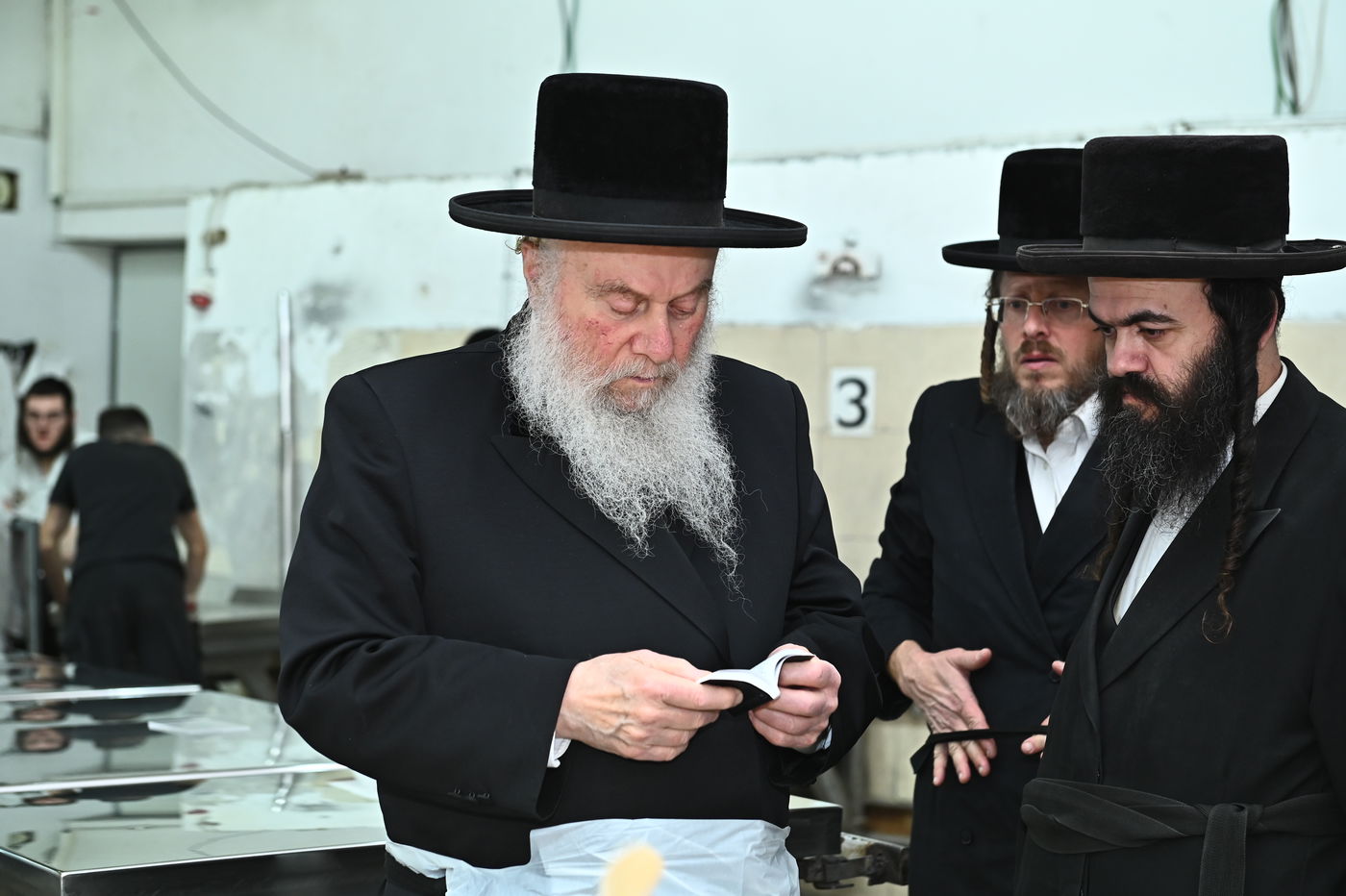 האדמו"ר מוואסלוי באפיית מצות