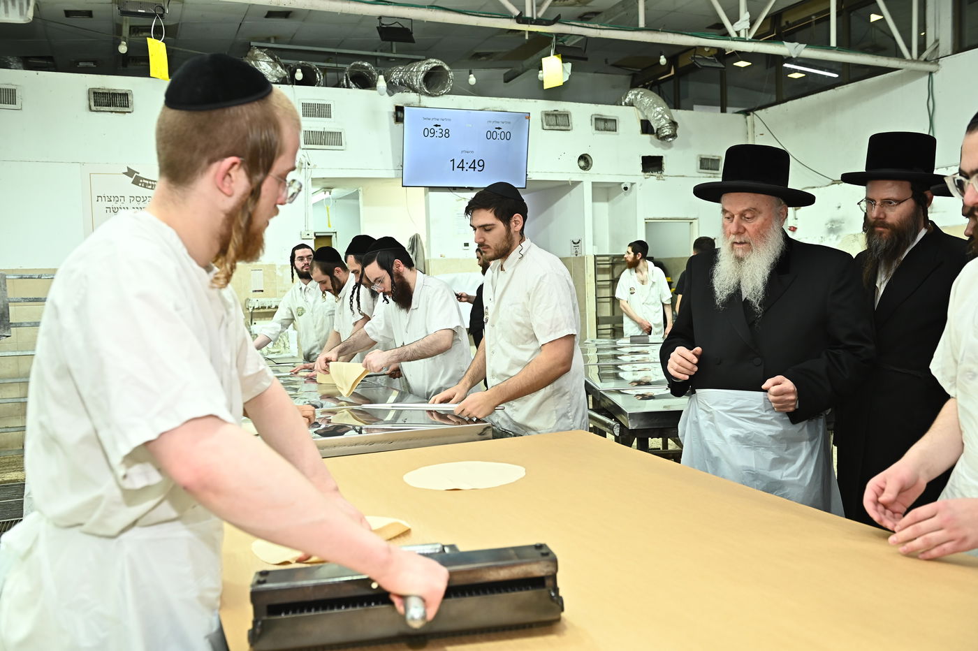 האדמו"ר מוואסלוי באפיית מצות