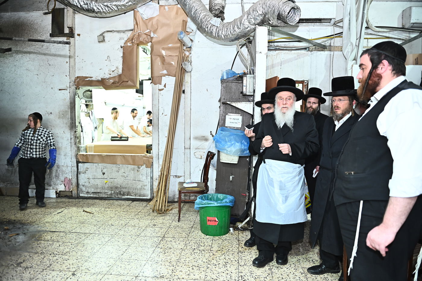 האדמו"ר מוואסלוי באפיית מצות