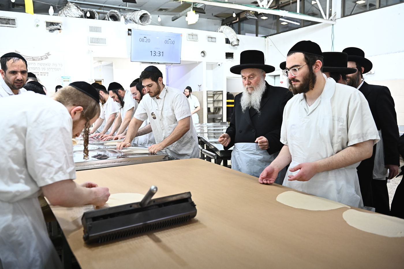 האדמו"ר מוואסלוי באפיית מצות