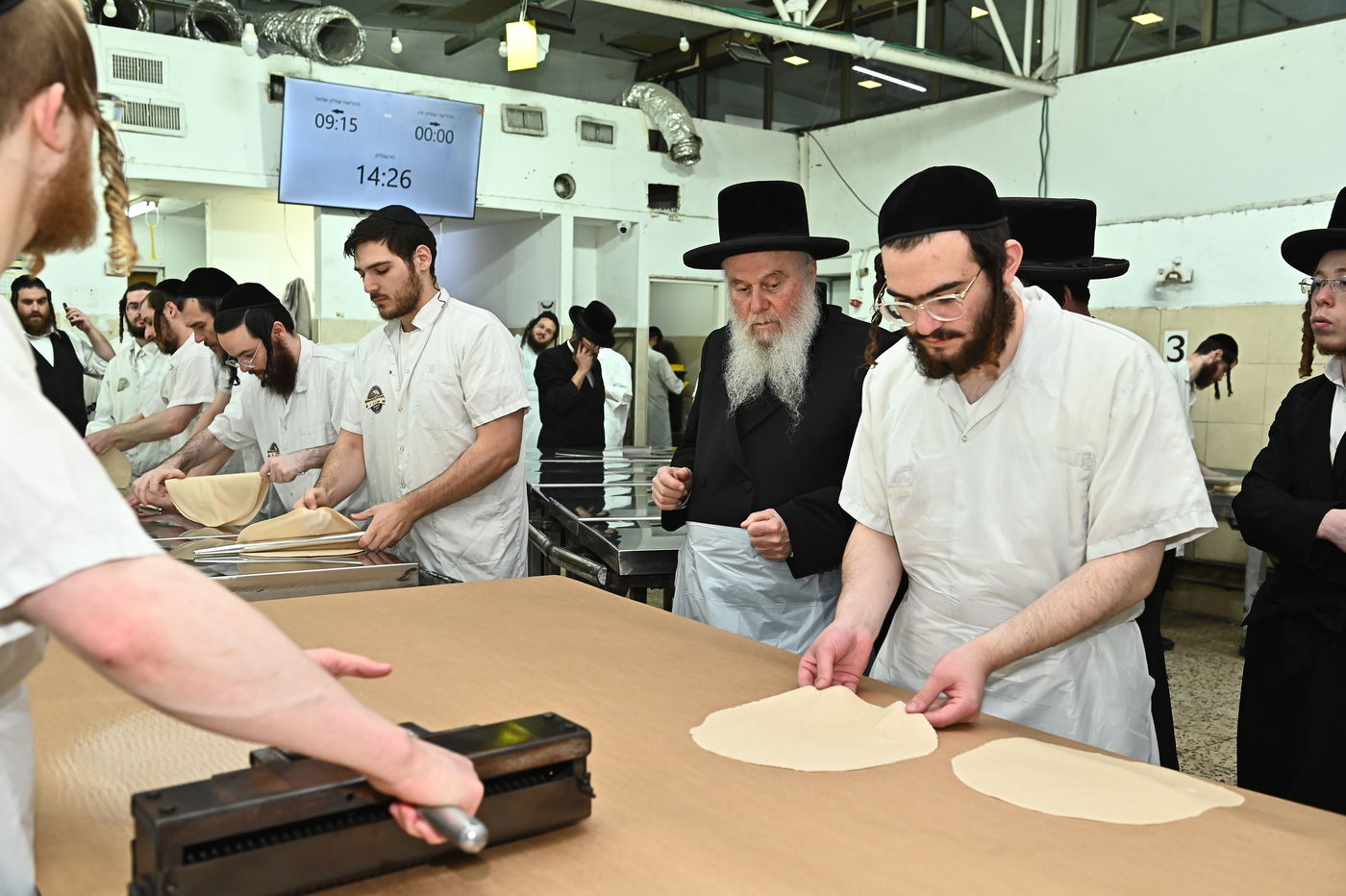 האדמו"ר מוואסלוי באפיית מצות