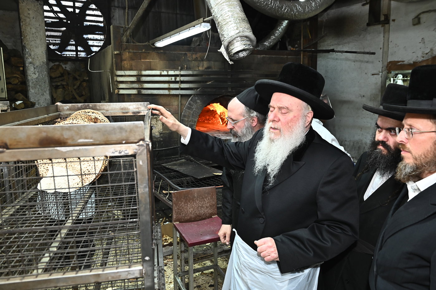 האדמו"ר מוואסלוי באפיית מצות