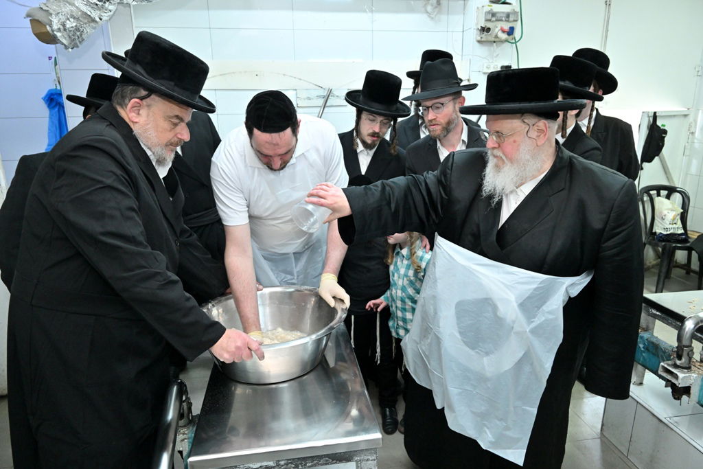 האדמו"ר מסאסוב באפיית מצות