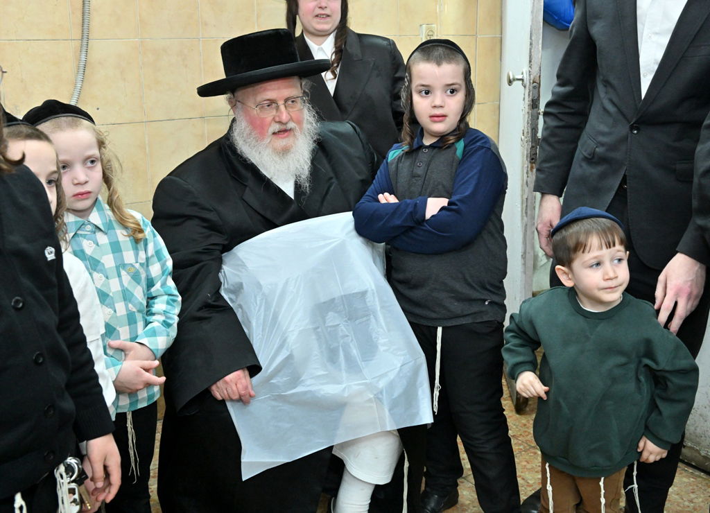 האדמו"ר מסאסוב באפיית מצות