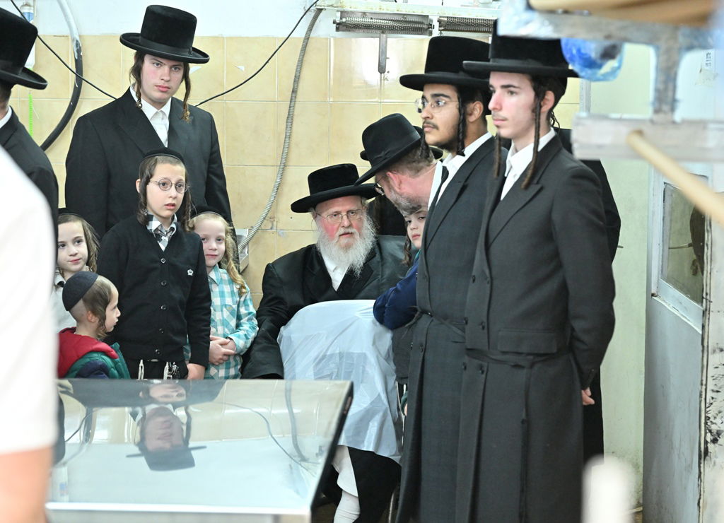 האדמו"ר מסאסוב באפיית מצות