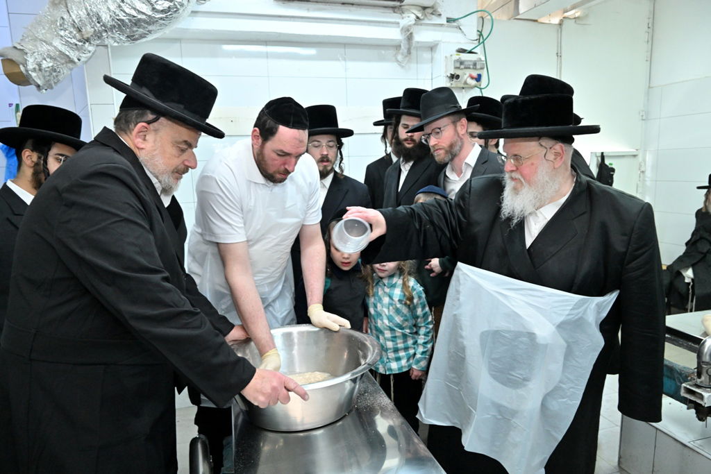 האדמו"ר מסאסוב באפיית מצות
