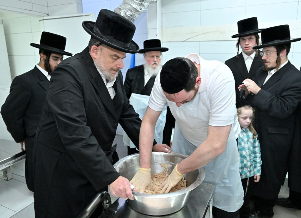 האדמו"ר מסאסוב באפיית מצות