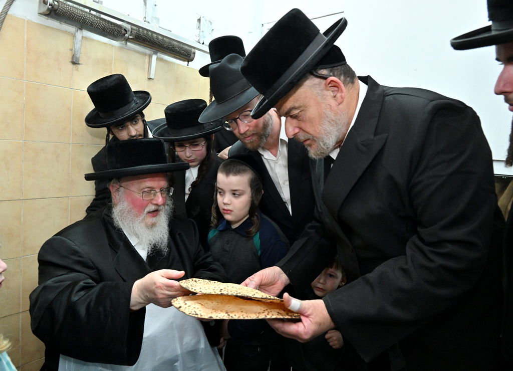 האדמו"ר מסאסוב באפיית מצות