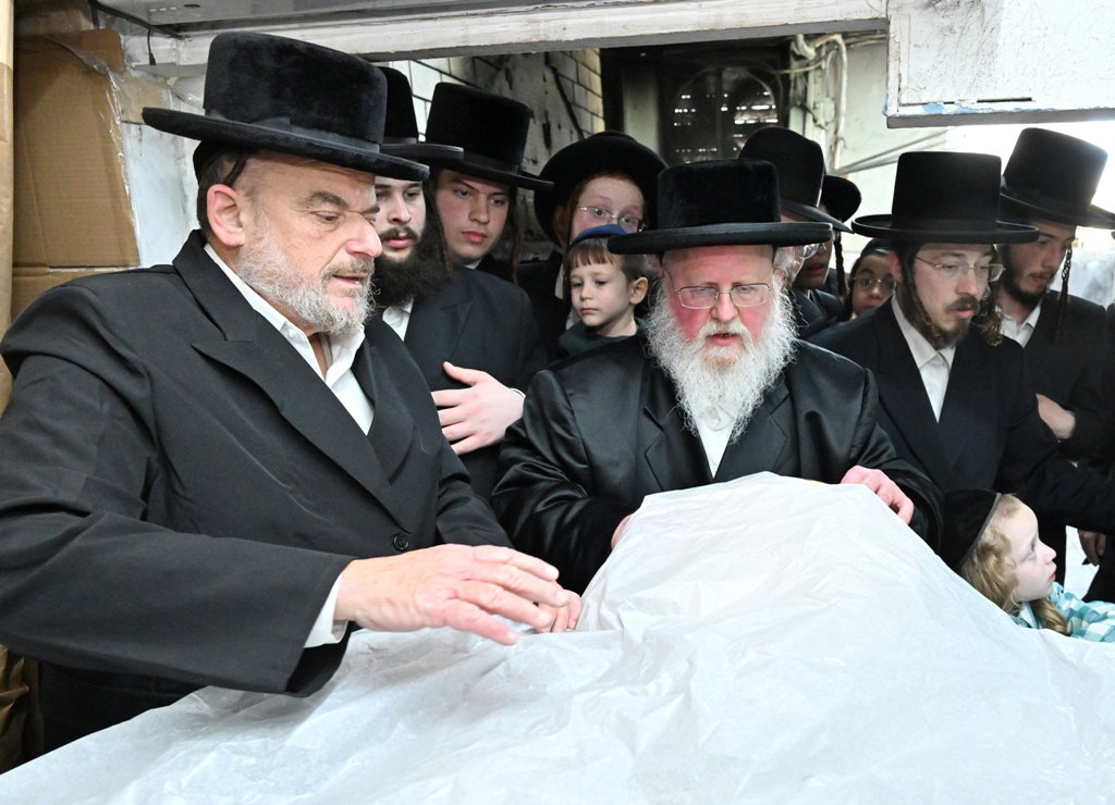 האדמו"ר מסאסוב באפיית מצות