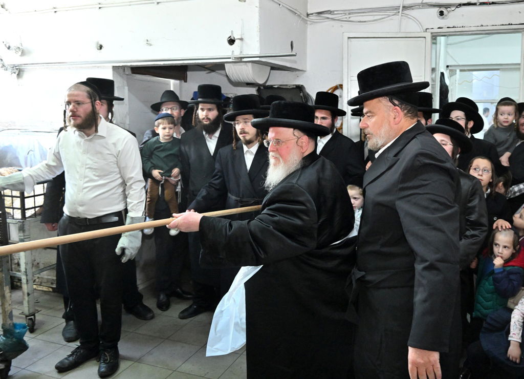 האדמו"ר מסאסוב באפיית מצות