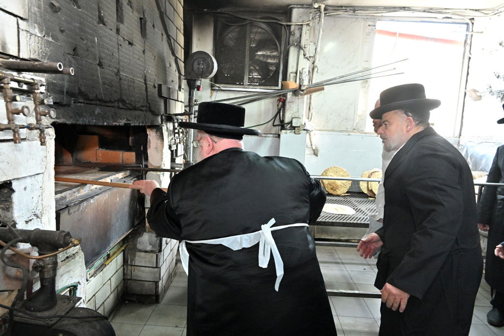 האדמו"ר מסאסוב באפיית מצות