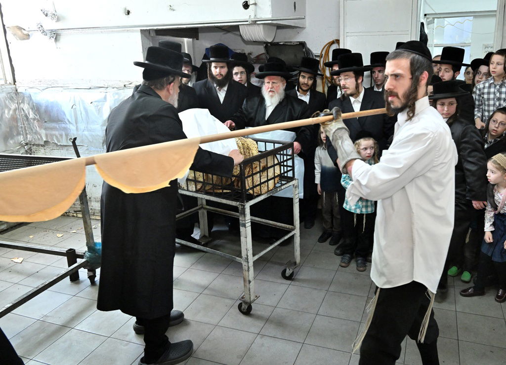 האדמו"ר מסאסוב באפיית מצות