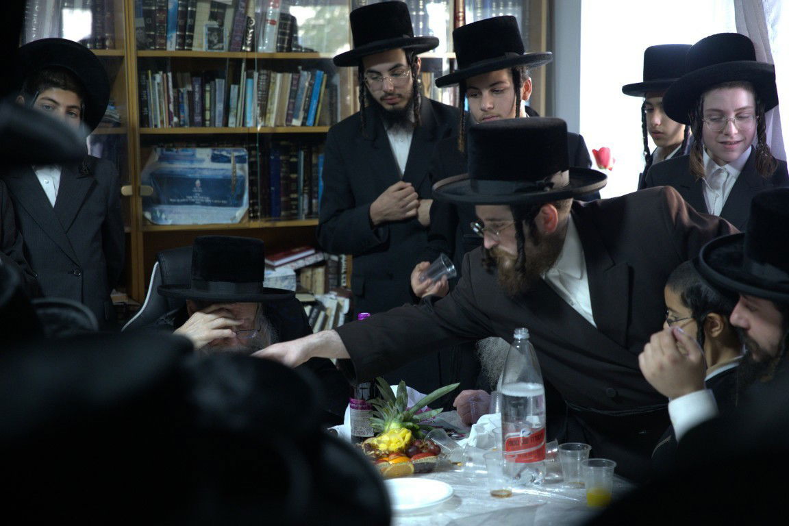 הרה"צ רבי יצחק לעזער באפיית מצות וברכת האילנות