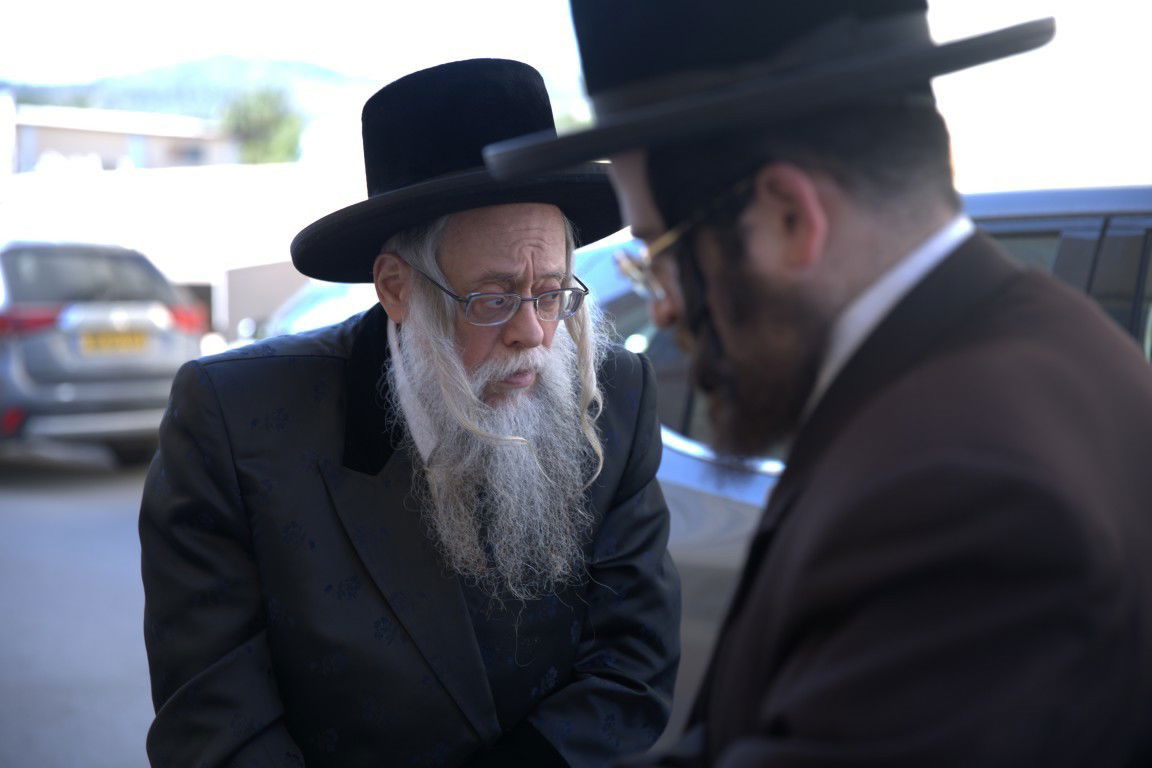 הרה"צ רבי יצחק לעזער באפיית מצות וברכת האילנות