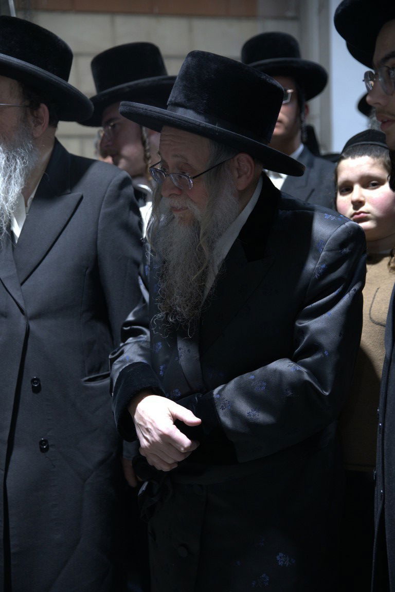 הרה"צ רבי יצחק לעזער באפיית מצות וברכת האילנות