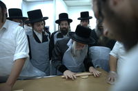 הרה"צ רבי יצחק לעזער באפיית מצות וברכת האילנות