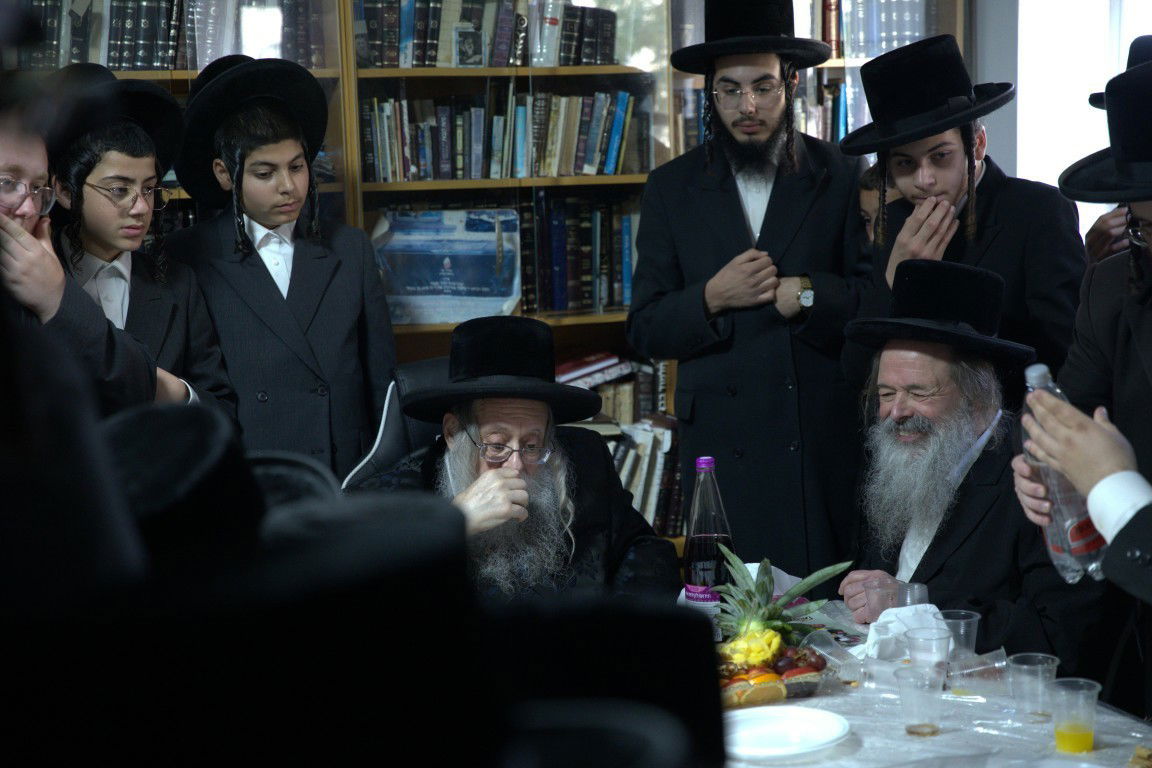 הרה"צ רבי יצחק לעזער באפיית מצות וברכת האילנות