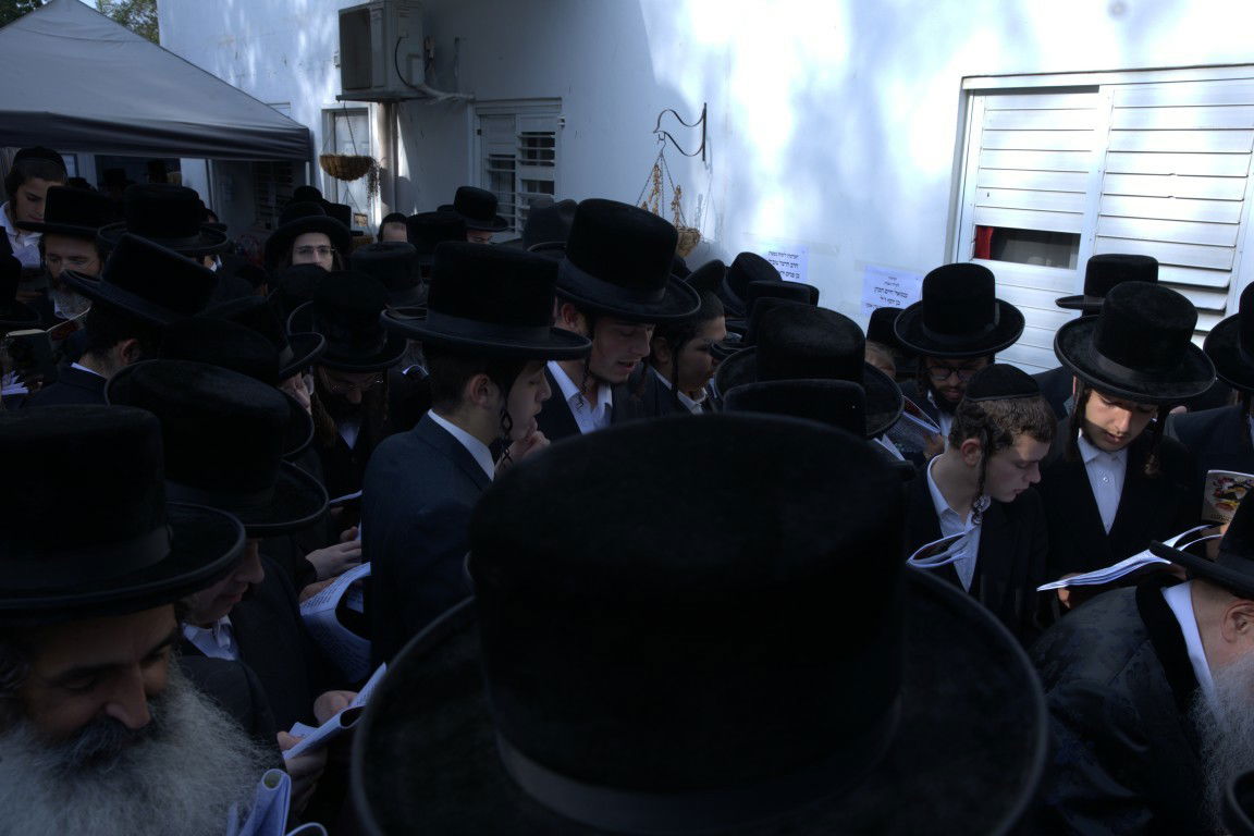 הרה"צ רבי יצחק לעזער באפיית מצות וברכת האילנות