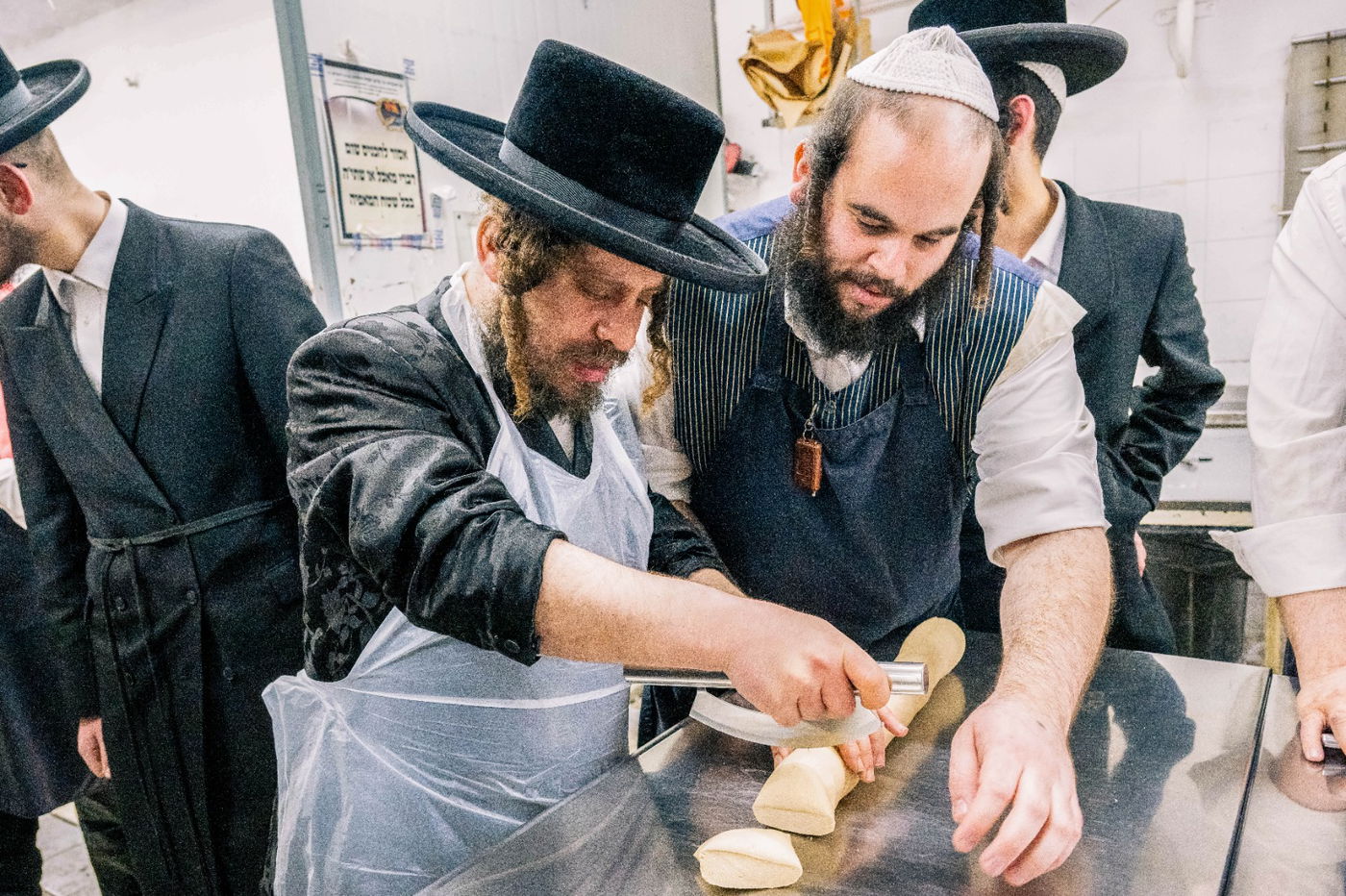 האדמו"ר מקרעטשניף כפר עטה באפיית מצות