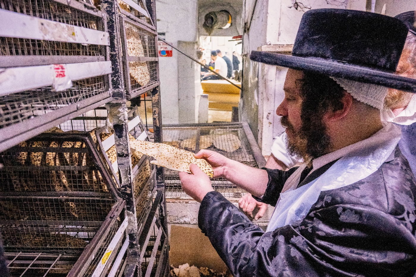 האדמו"ר מקרעטשניף כפר עטה באפיית מצות