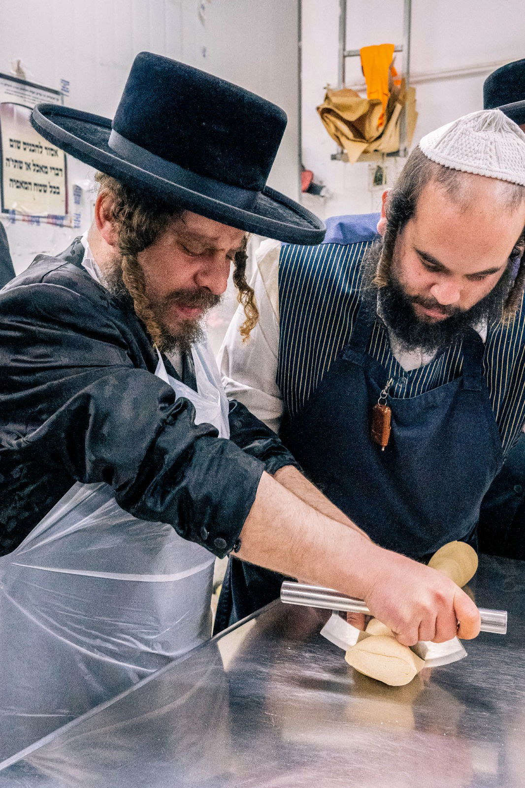 האדמו"ר מקרעטשניף כפר עטה באפיית מצות