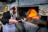 האדמו"ר מקרעטשניף כפר עטה באפיית מצות