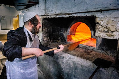 האדמו"ר מקרעטשניף כפר עטה באפיית מצות