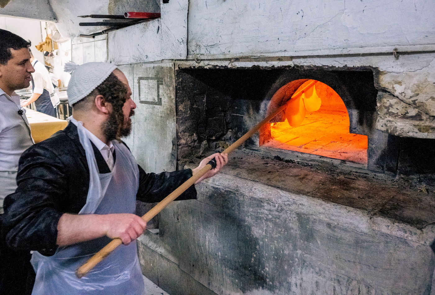 האדמו"ר מקרעטשניף כפר עטה באפיית מצות
