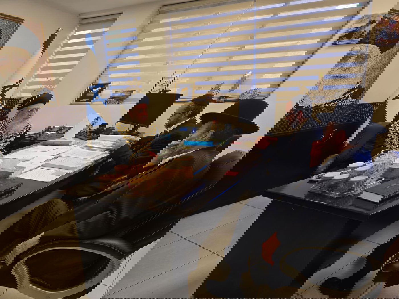 יוזם החוק ח"כ גפני במעונו של נשיא ביה"ד הראשון לציון הגר"ד יוסף