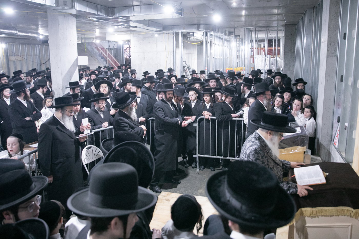 מעמד יציקת הבורות לביהמ"ד סאטמר בשכונת ווערנאן בוויליאמסבורג