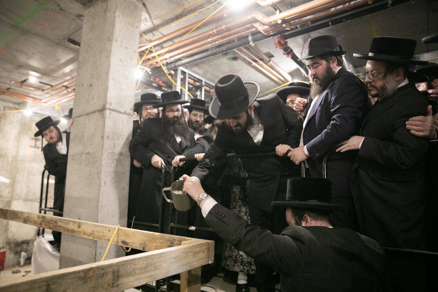 מעמד יציקת הבורות לביהמ"ד סאטמר בשכונת ווערנאן בוויליאמסבורג