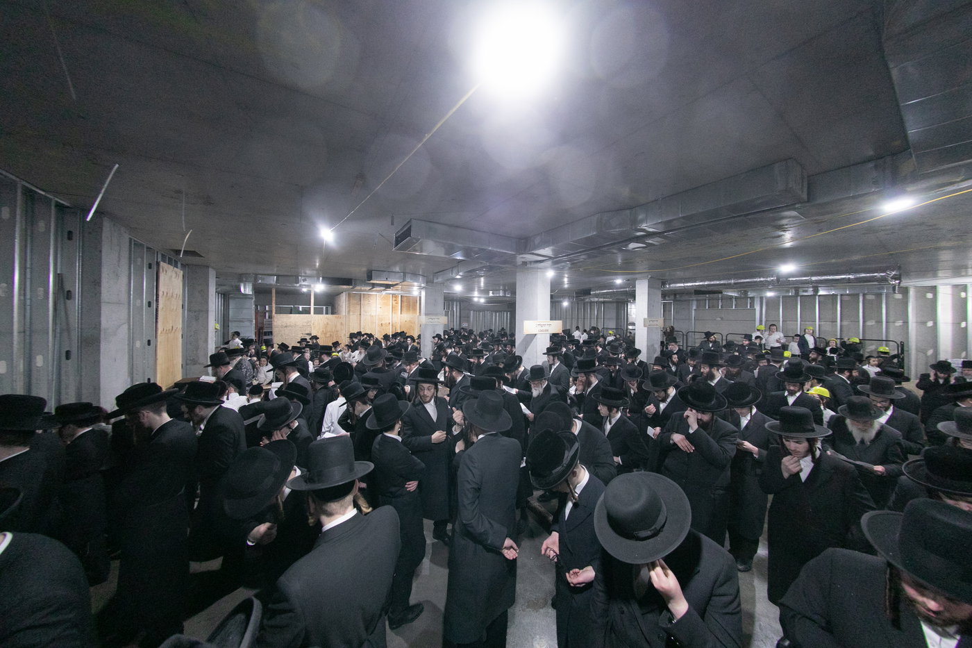 מעמד יציקת הבורות לביהמ"ד סאטמר בשכונת ווערנאן בוויליאמסבורג