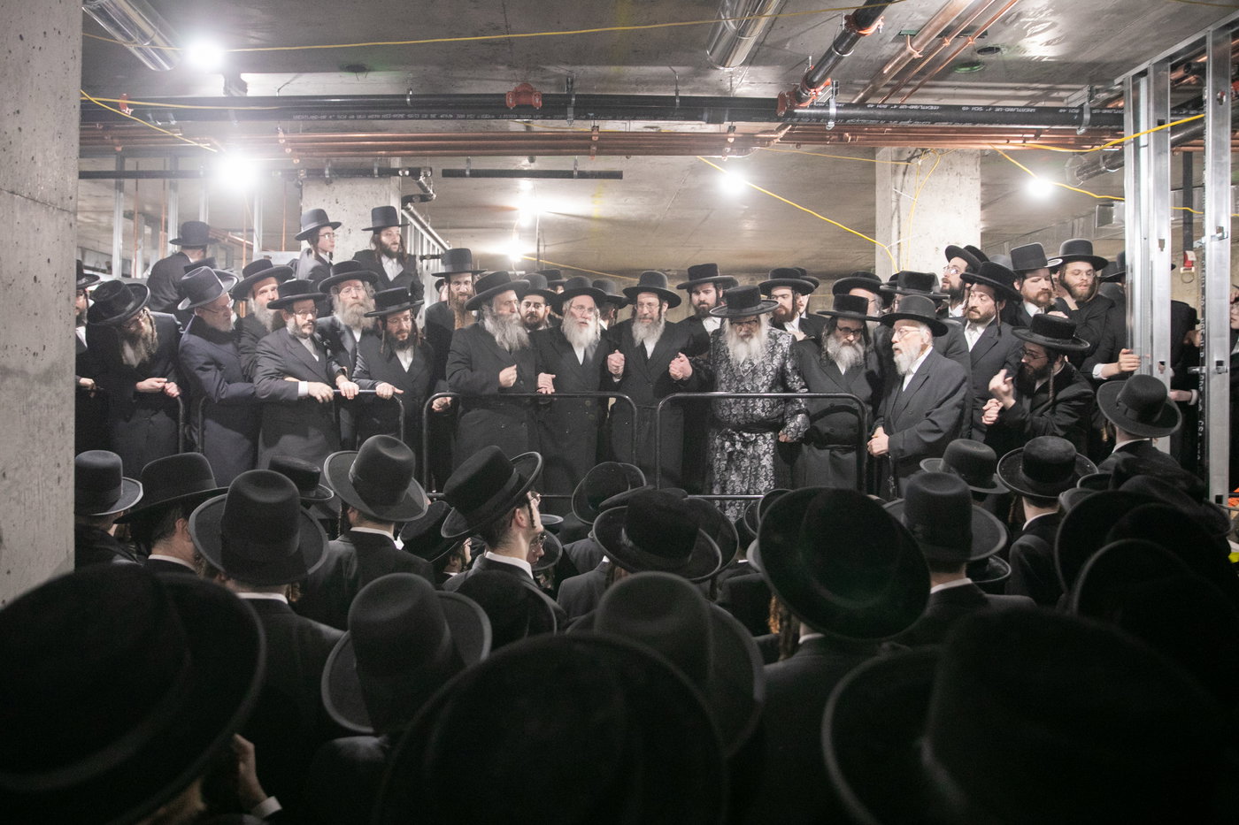 מעמד יציקת הבורות לביהמ"ד סאטמר בשכונת ווערנאן בוויליאמסבורג