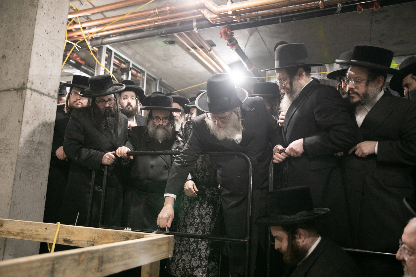 מעמד יציקת הבורות לביהמ"ד סאטמר בשכונת ווערנאן בוויליאמסבורג