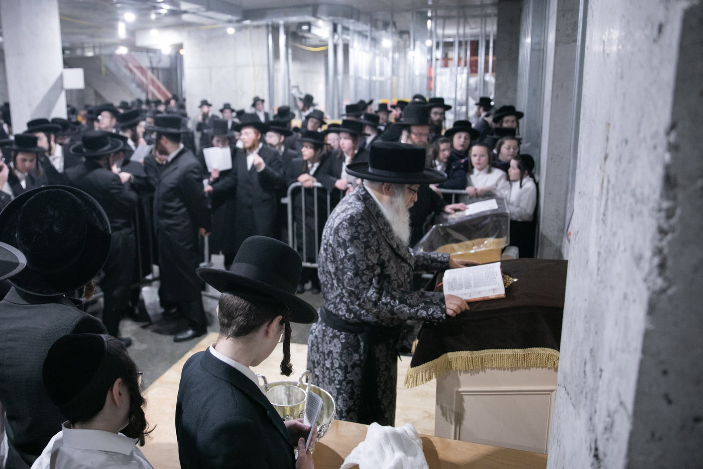 מעמד יציקת הבורות לביהמ"ד סאטמר בשכונת ווערנאן בוויליאמסבורג