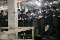 מעמד יציקת הבורות לביהמ"ד סאטמר בשכונת ווערנאן בוויליאמסבורג