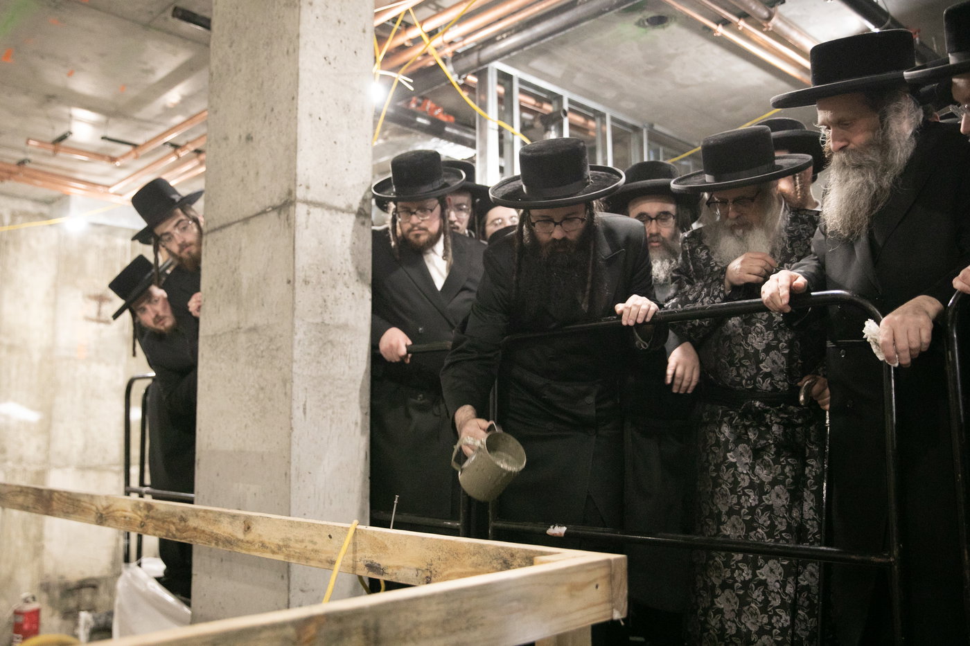 מעמד יציקת הבורות לביהמ"ד סאטמר בשכונת ווערנאן בוויליאמסבורג