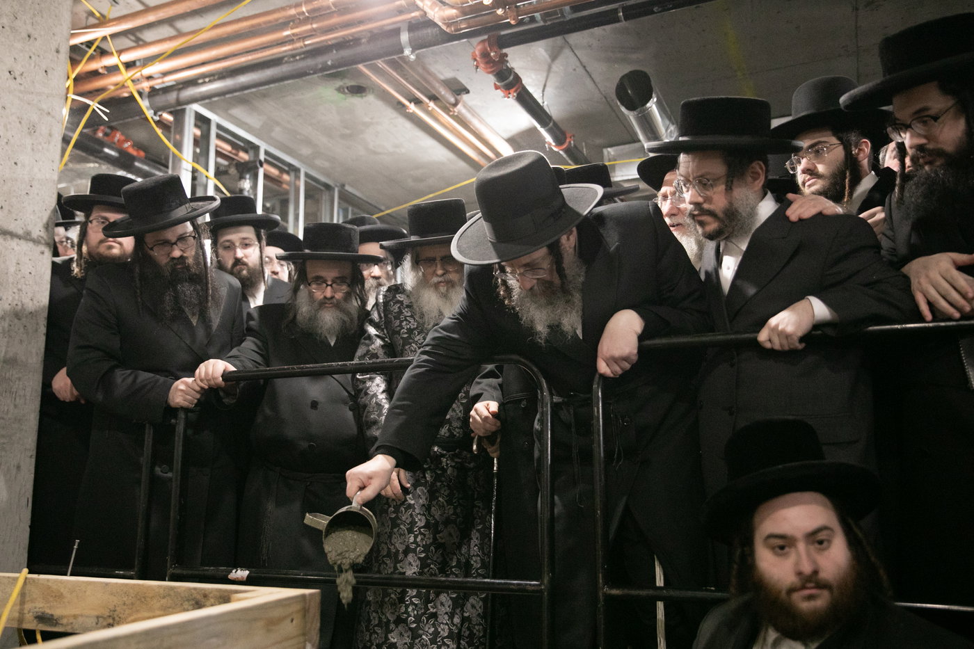 מעמד יציקת הבורות לביהמ"ד סאטמר בשכונת ווערנאן בוויליאמסבורג