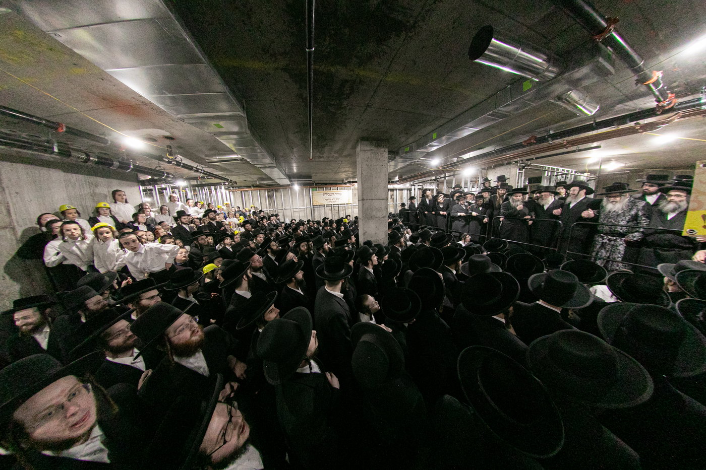 מעמד יציקת הבורות לביהמ"ד סאטמר בשכונת ווערנאן בוויליאמסבורג