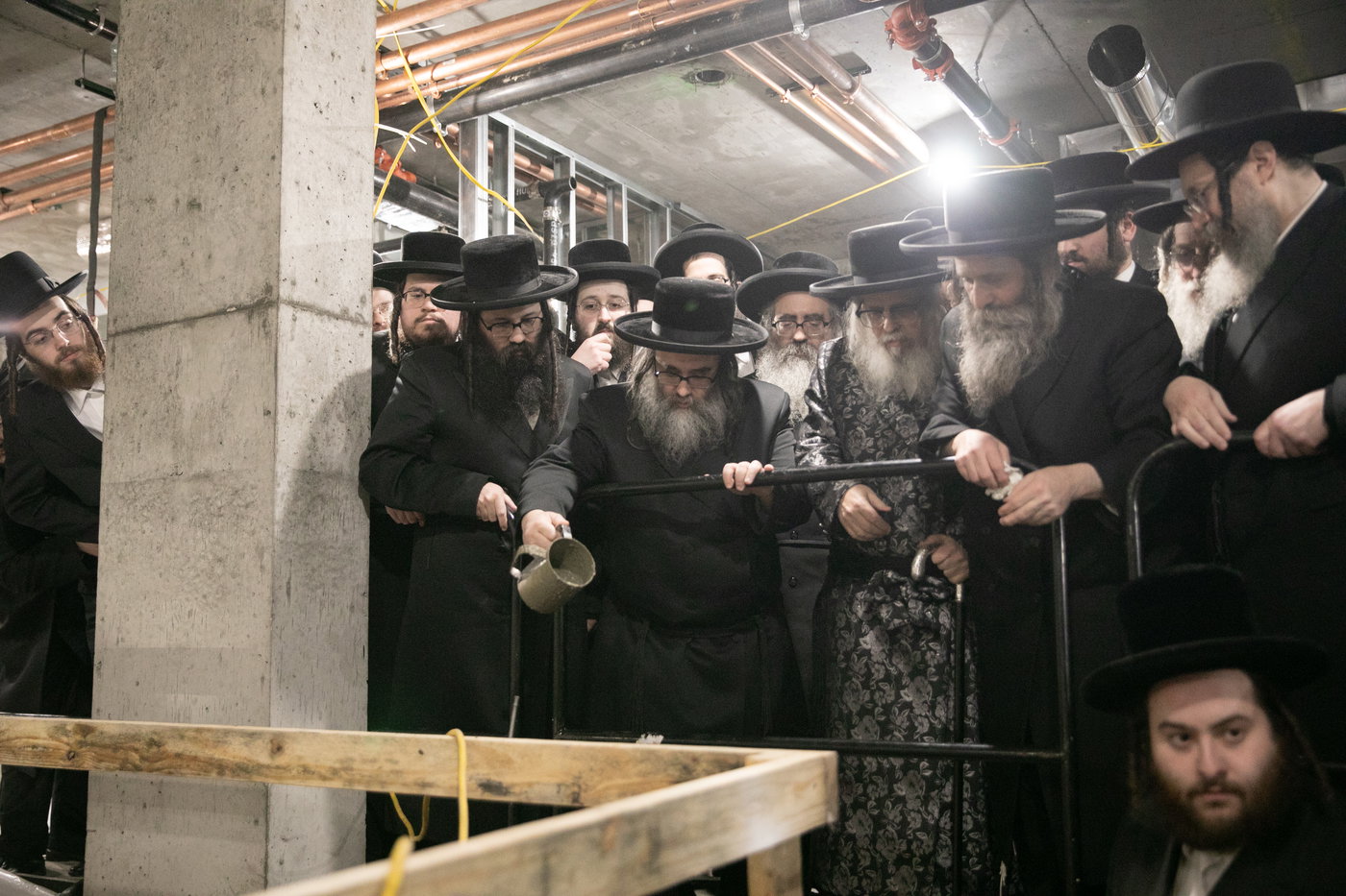 מעמד יציקת הבורות לביהמ"ד סאטמר בשכונת ווערנאן בוויליאמסבורג