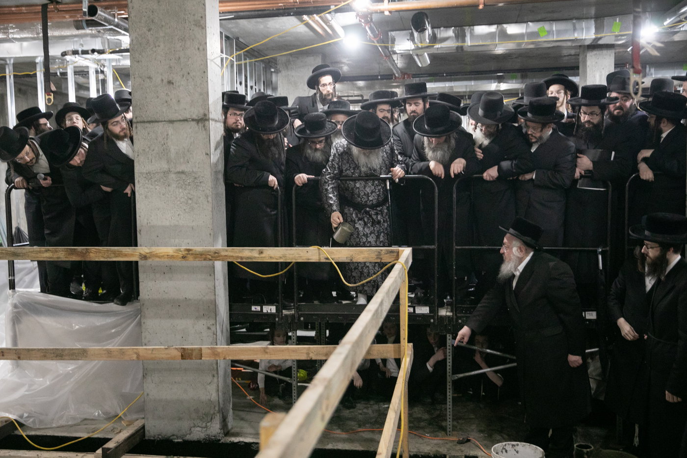 מעמד יציקת הבורות לביהמ"ד סאטמר בשכונת ווערנאן בוויליאמסבורג