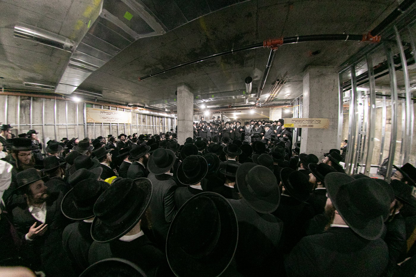 מעמד יציקת הבורות לביהמ"ד סאטמר בשכונת ווערנאן בוויליאמסבורג