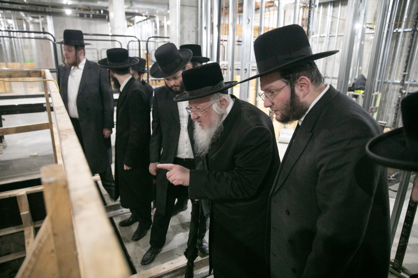 מעמד יציקת הבורות לביהמ"ד סאטמר בשכונת ווערנאן בוויליאמסבורג