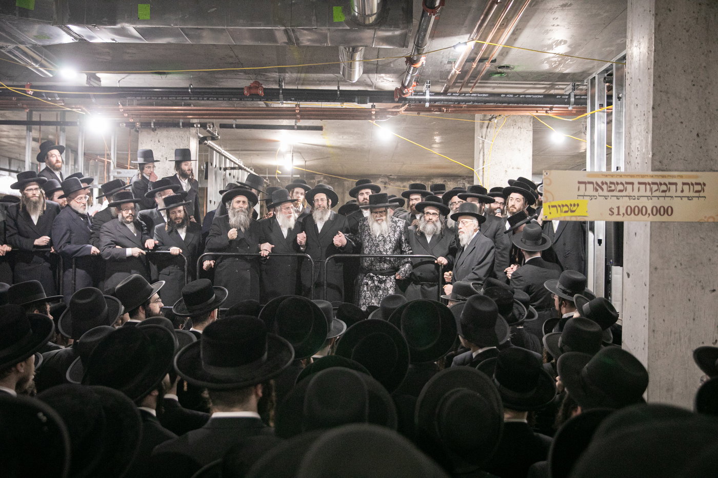 מעמד יציקת הבורות לביהמ"ד סאטמר בשכונת ווערנאן בוויליאמסבורג