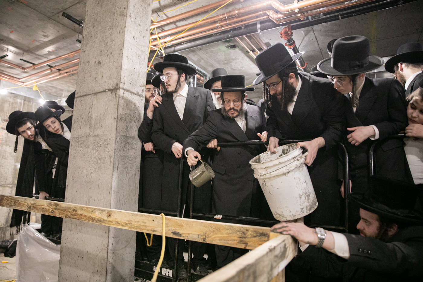 מעמד יציקת הבורות לביהמ"ד סאטמר בשכונת ווערנאן בוויליאמסבורג